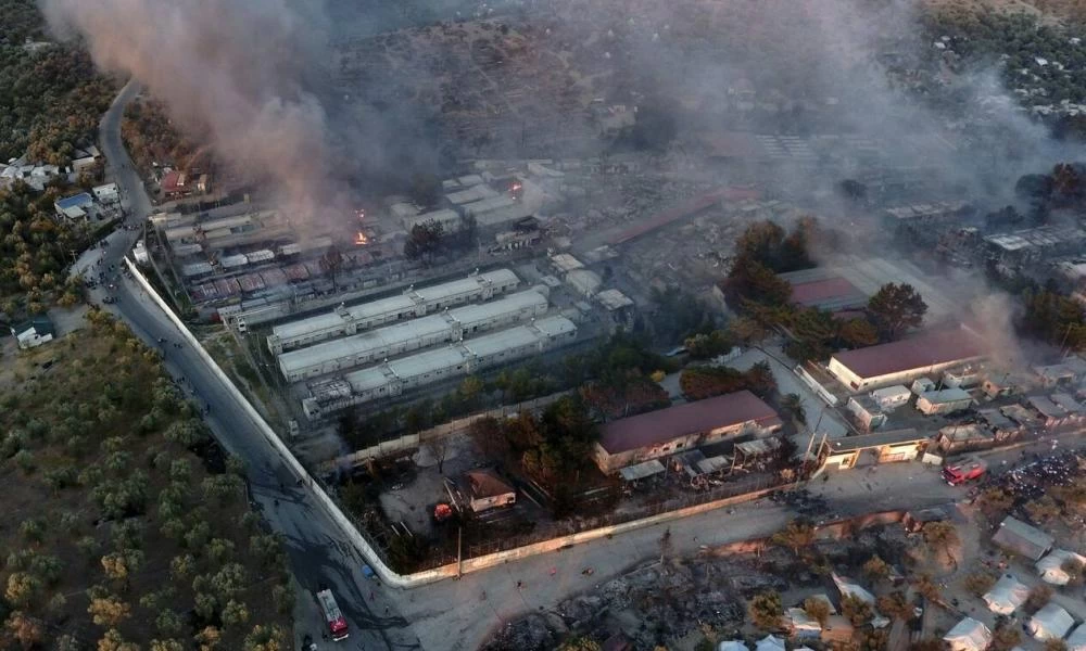 Κουμουτσάκος: «Προσωρινά σε σκηνές οι 3.000 άστεγοι μετανάστες»